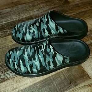 Oofos Camo Clogs